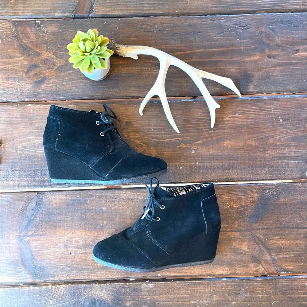Tom’s wedge bootie